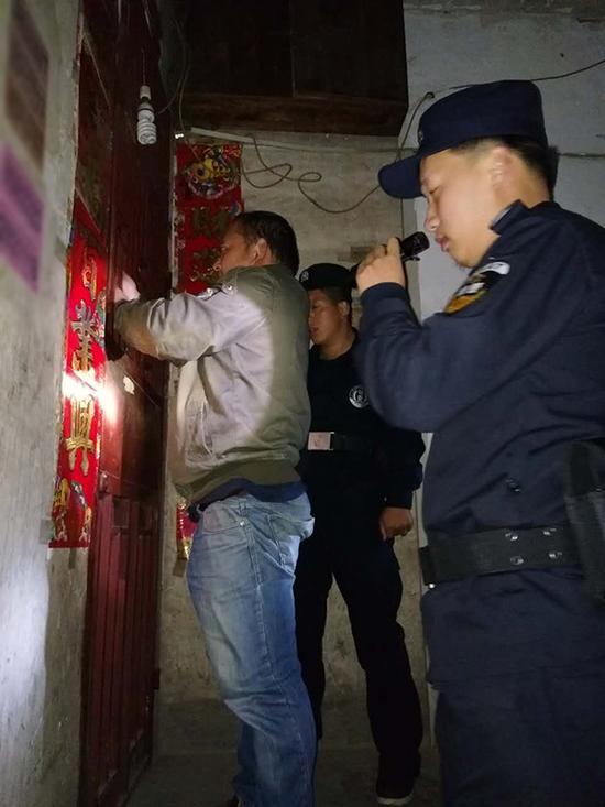 关岭粗心妈妈误将幼女锁家中 民警全城寻开锁师傅开门