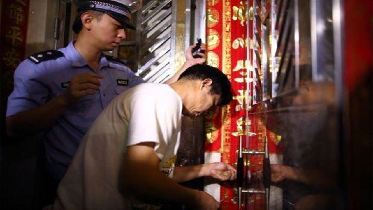 关岭请开锁师傅开了锁后，师傅为什么一般都不进门，就算主人请也不进去？